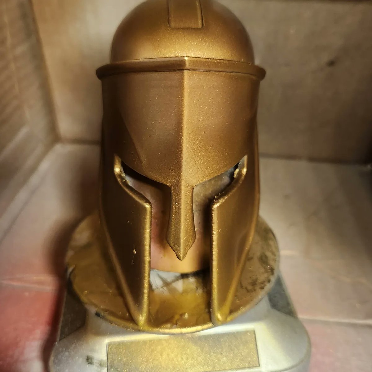 grumpydaddoo's tweet photo. Just finished the paint in the top of the helmet. I'm just waiting for it to dry and I'm going to add the lines in-between the red space and darker bronze on the detailed part of the helmet 
#Spartan #helmet #3d #3dfun #3dprinter #3Dprinting #3dart #3dprinted #hobby https://t.co/pxWo4SkvL3