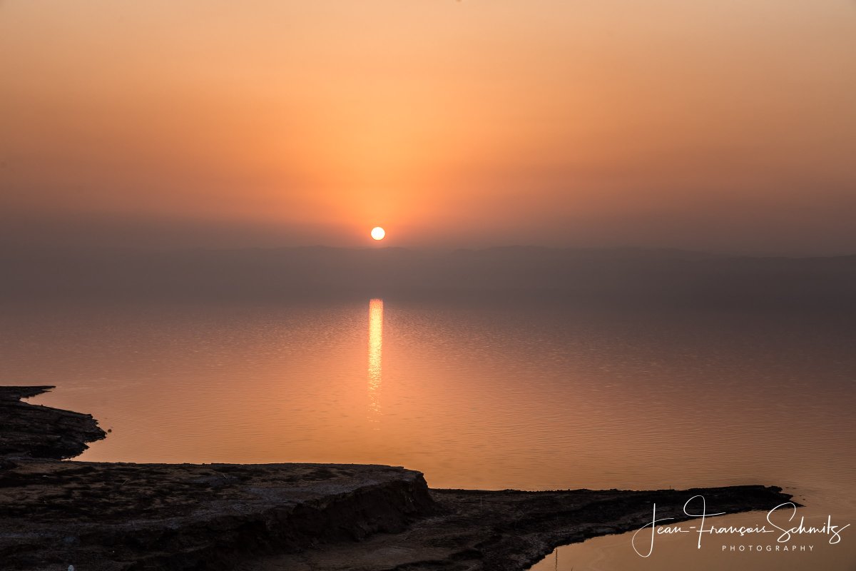 Today is International Sun Day 🌞 Sunset on the Dead Sea, Jordan. November 2021. #internationalsunday #sun #sunday #worldsunday #solarenergy #sunset #celebration #sustainability #renewableenergy #funfact #jordan #deadsea #canon #travelphotography #sunsetphotography #travel