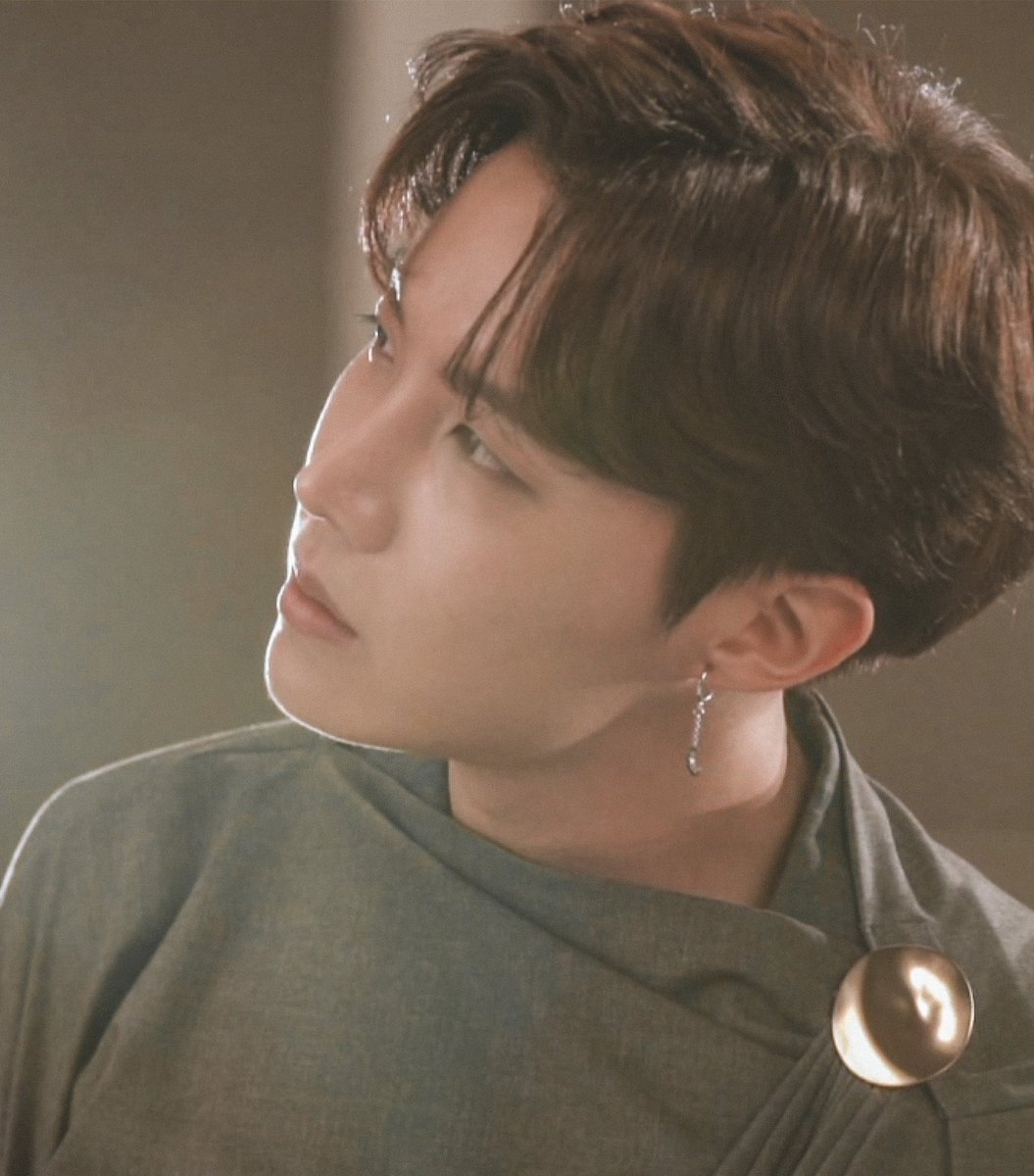 jhopesarchive's tweet photo. RT &amp; REPLY 

I vote #JHOPE for #ArtistaAsiatico at 
#SECAwards https://t.co/gxnqJRXrR1