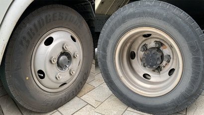 SBI208's tweet photo. この前輪どんな構造になっているんだろう？
従来のオムニバスの後輪と同様、一般的なバスのホイールの凹側にスポークをはめてるように見えるけど、フロントのシングルタイヤでそんな構造見たことないし… https://t.co/fEfK7KqVar