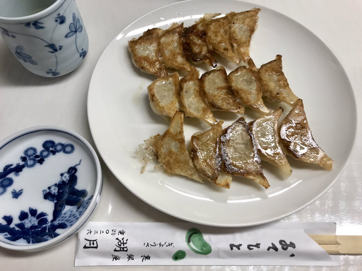 RPink57's tweet photo. 昭和22年創業、日本初の餃子専門店
金土日のみ営業、なくなり次第終了、メニューは餃子とビールのみ
餃子一つ一つが小ぶりで、一人前15個さらっといただけちゃうので、二人前にすればよかった…
#湖月
#別府 https://t.co/Afx7k1rVoD