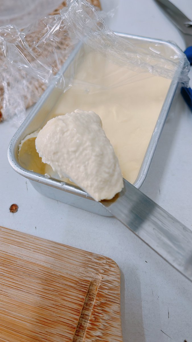 sakkychan's tweet photo. Homemade clotted cream มันเริ่ดอยู่เด้อ ทำในไมโครเวฟ ง่ายเกิน 😂😂 ใช้เวลาแป๊ปเดียว เนื้อแอบเป็นก้อนๆนิดนึงเพราะใส่��ัมไปเยอะเกินค่ะ 5555555 ครีมมันเลยจับตัว แต่หอมมาก กินกับสราสเบอรี่โคน + แยมราสเบอรี่เข้ากันสุดๆ  วิธีทำข้างล่างเด้อ #ชุมชนขนมหวาน https://t.co/VL3FYITwpY