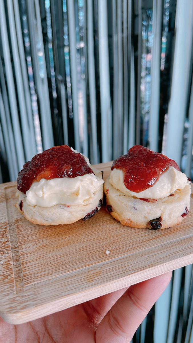 sakkychan's tweet photo. Homemade clotted cream มันเริ่ดอยู่เด้อ ทำในไมโครเวฟ ง่ายเกิน 😂😂 ใช้เวลาแป๊ปเดียว เนื้อแอบเป็นก้อนๆนิดนึงเพราะใส่��ัมไปเยอะเกินค่ะ 5555555 ครีมมันเลยจับตัว แต่หอมมาก กินกับสราสเบอรี่โคน + แยมราสเบอรี่เข้ากันสุดๆ  วิธีทำข้างล่างเด้อ #ชุมชนขนมหวาน https://t.co/VL3FYITwpY