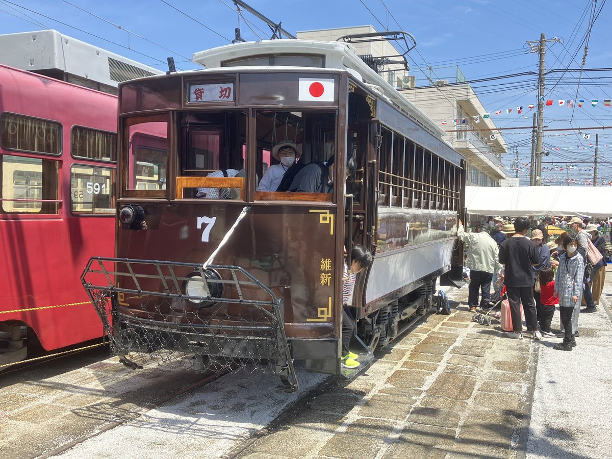 kobayashi_guide's tweet photo. “Tosaden Kotsu” has valuable and vintage tramcars. Some of them are beautiful streetcars from abroad, such as Norway orPortugal. It has been operating for about 120 years. #kochitrip #visitkochijapan #kochiguide #japanesetramcar  #とさでん交通 #電車 #ilovetramcars
#はりまや橋 https://t.co/NyDEpKr5bo