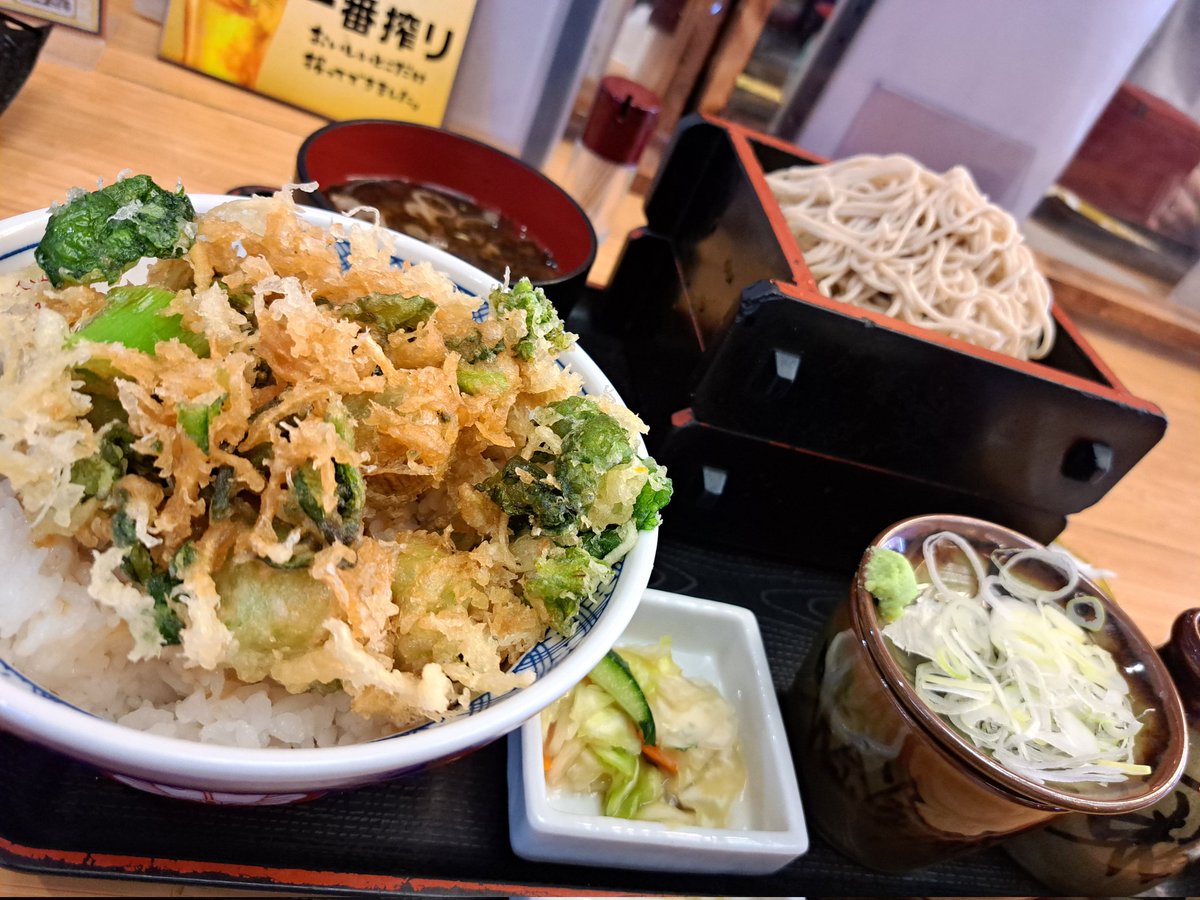 味奈登庵に入りました！
前回富士山盛りに負けそうになったので大盛で。
あさりと菜の花のかき揚げ天丼セット
#蕎麦
#そば
#味奈登庵
#富士山盛り