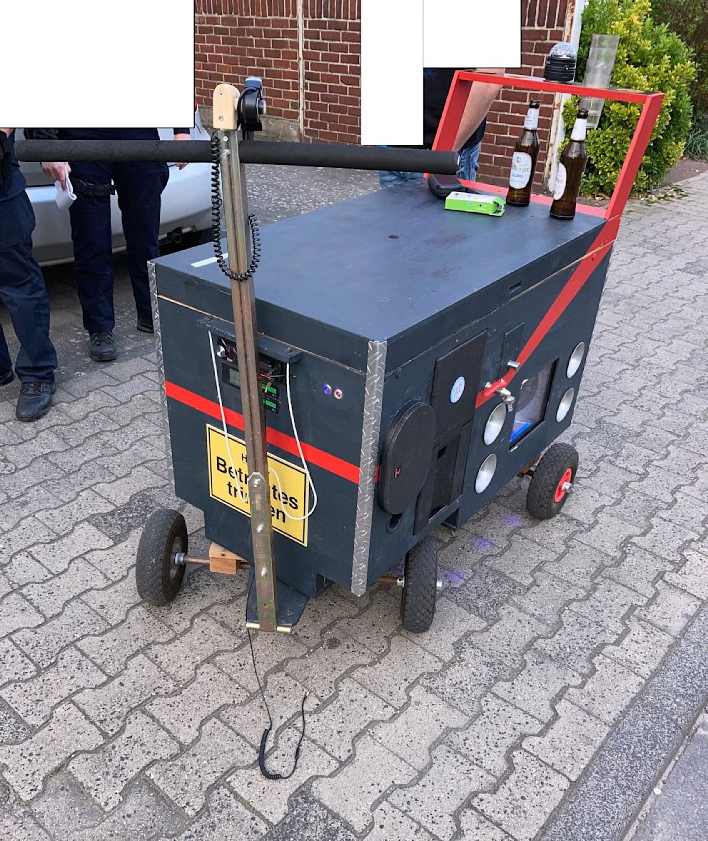 anwaltsgelaber's tweet photo. Ein 45-Jähriger hat einen E-Bollerwagen mit Lenkung gebaut, ist betrunken am 1. Mai damit gefahren und muss sich jetzt wegen Trunkenheit am Steuer (1,7 Promille) und Verstößen gegen das Pflichtversicherungs- sowie des Kraftfahrzeugsteuergesetzes verantworten: https://t.co/Q3k6dZ7JQO