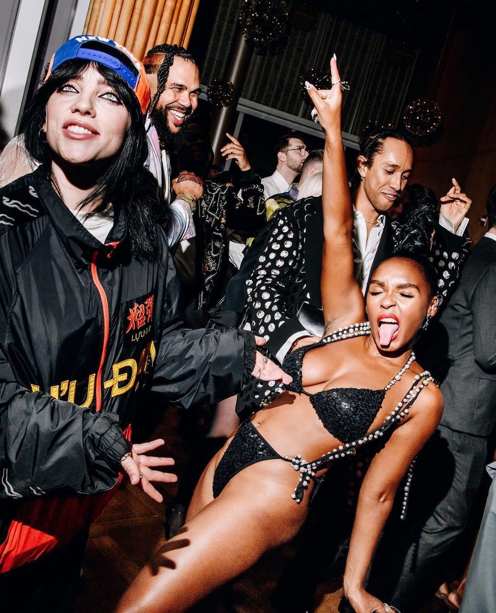 caoticalucie's tweet photo. Las fotos de la after-party de la #MetGala. "Babylon", Damien Chazelle, 2022 https://t.co/qi82LdPnQp