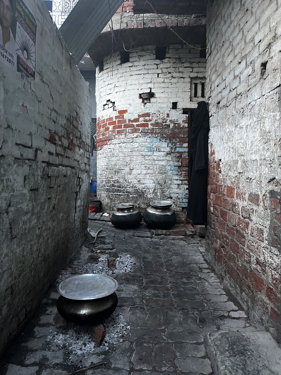 The community of Bawarchi Tola in Pul Ghulam Husain is home to several families of long-established chefs who have preserved their ancestral traditions to this day, closely guarding their heritage. #culinaryheritage #traditionalcooking #lucknow