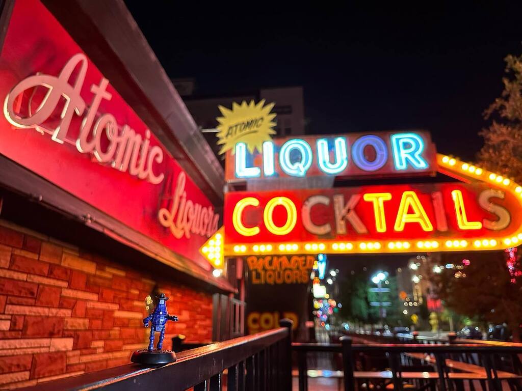 hicheebi's tweet photo. Slim jingle jangles his way to Atomic Liquors
#fallout #protectron #primmslim #primmslimforsherrif https://t.co/C8DMH2SuuN https://t.co/FMtAi2tf0G