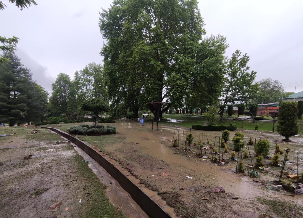 RisingKashmir's tweet photo. #Flashfloods strike #Kokernag #garden, #troutfish #farming #project
‘#Water was #swiftly #redirected; #minimal #damage to #Fishfarm; #advisory #issued’
Reports @YounusRashid97
@DCAnantnag
@AnantnagDIPRC
https://t.co/GTohGzqqZ0 https://t.co/i9jP5GZCKg