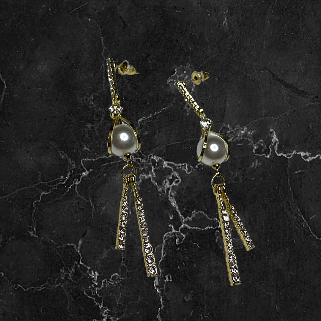 Dazzle with galactic glamour in these dazzling Comet Earrings, with a single gold-wrapped pearl as its head and two trailing comet tails (£16) ☄️

mattblackjewellery.com/products/comet…

#EarlyBiz #Earlybird #MHHSBD #UKMakers #CraftBizParty #CraftUK #UKCraftersHour