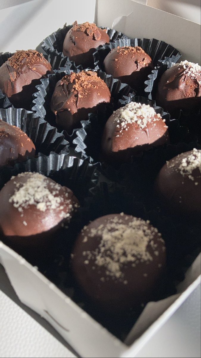 batter_bakes's tweet photo. Say “I love you” in many flavours with our #keto chocolate truffles. The perfect Mother’s Day or any day gift. 

No: #refinedsugar, #gluten or #dairy.

Flavours: coconut (like Bounty but batter), choc-chip, double choc-chip

Assorted box of 12: E220

🛒: https://t.co/6dvIqc45g7 https://t.co/r2G8xo1hAx
