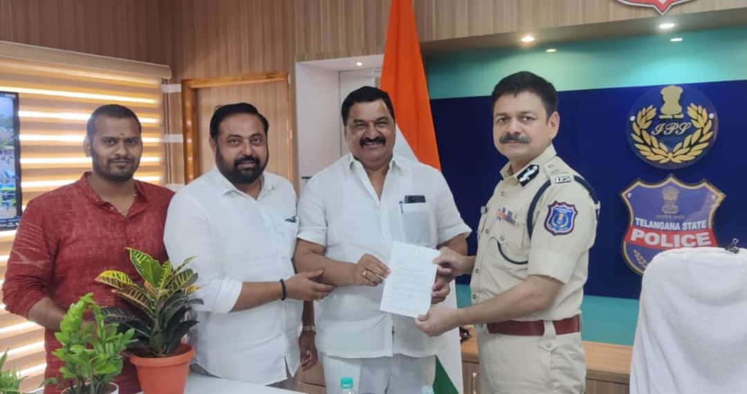 Malreddyramredy's tweet photo. మే 8 న .. ఏల్. బి.నగర్ ..
సరూర్ నగర్ గ్రౌండ్లో జరిగే 
నిరుద్యోగ నిరసన సభ ..
అనుమతుల కోసం నిన్న కమిష నర్ గారిని కలవడం జరిగింది.

#lbnagar4ramreddy
#mehbubnagar
#mahabubnagar
#lbnagar
#lbnagarconstituency #Telanganacongress #Telangana
#Malreddyramreddy
#revanthreddy #inctelangana https://t.co/71T5JW12Zx