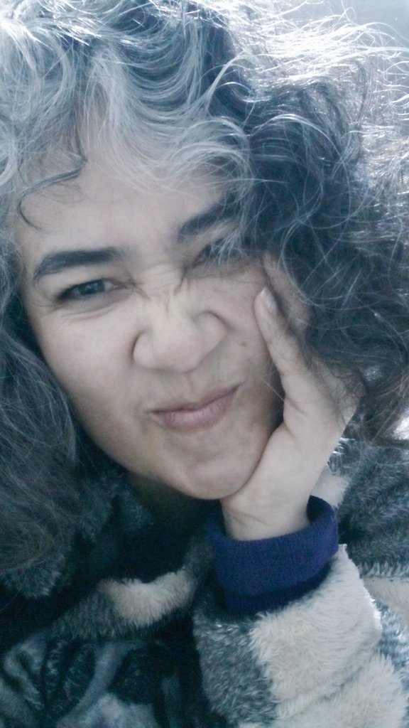unicorn2305's tweet photo. "La bruja, solo necesitaba la mirada correcta para ser la reina del castillo encantado"
Traducción?
No la hay, cada quien interpreta como mejor le conviene... https://t.co/kfX6bwslHs