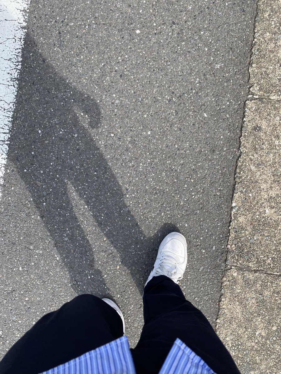 a_norito4792's tweet photo. 大型連休なんて言葉は、毎日が仕事であって毎日が休日のような俺にとっては特に意味もなく。今日も今日とていそいそと収録へ向かう🚶
天気が良いので歩いてスタジオ向かうかね。
#GW？
#GoodWorking？
#GoodWalking！

#仕事
#ウォーキング
#我が道をゆく https://t.co/lJm2PZO5vl
