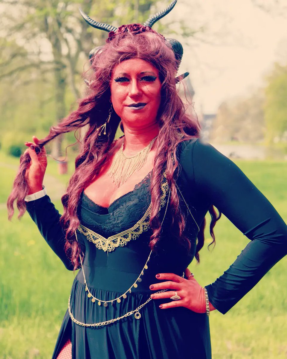 demonicrosebush's tweet photo. "She is mostly known for her huhum-huhum-hum." - Jester Lavorre

First Elfia picture as Marion is here!

📸: Henk Heezen

#TheRubyOfTheSea is a character from @CriticalRole &amp; played by @matthewmercer

#RubyOfTheSea #CriticalRole #CriticalRoleCosplay #TheMightyNein #MarionLavorre https://t.co/5OuqBOrNnf