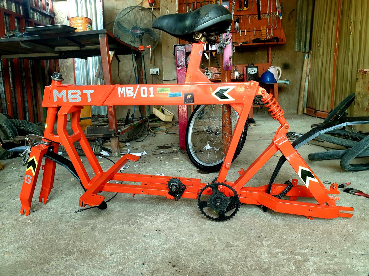 Modernt21135366's tweet photo. A motorized bicycle that can travel 80km/h with 4liters of fuel manufactured in my workshop in MAIDUGURI. https://t.co/XFogygMMYb