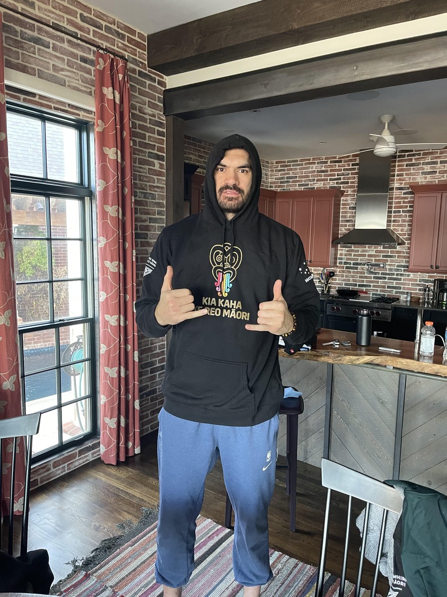 Tēnei pūkenga poitūkohu! One of our biggest fans may be in America and not Aotearoa but we’ve made sure he has a little piece of home wherever he goes. Kia kaha Steven Adams! Kia kaha te reo Māori 📸🏀 @RealStevenAdams 

#reomāori #māori #kiakahatereomāori