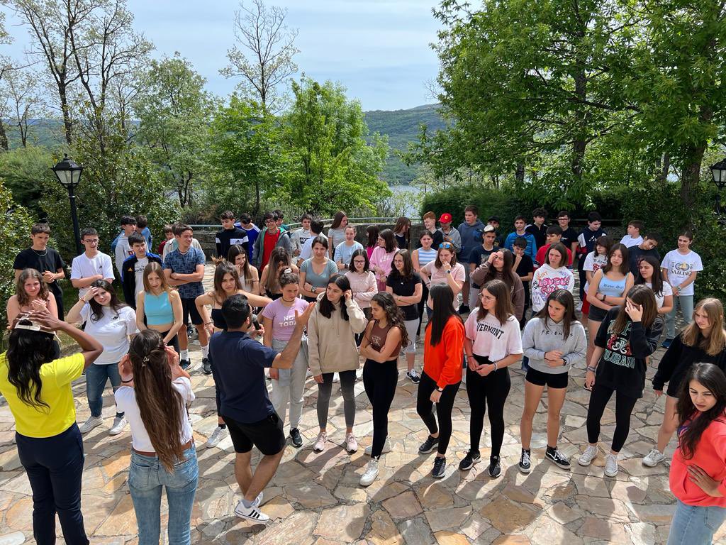 iestovar's tweet photo. Nuestro alumnado de 2ESO ya disfruta de su inmersión con la @ESFundacion en un maravilloso entorno como es Sanabria.

#centosBITS de @educacyl 
#TovarInglés https://t.co/JR8ZxR7995