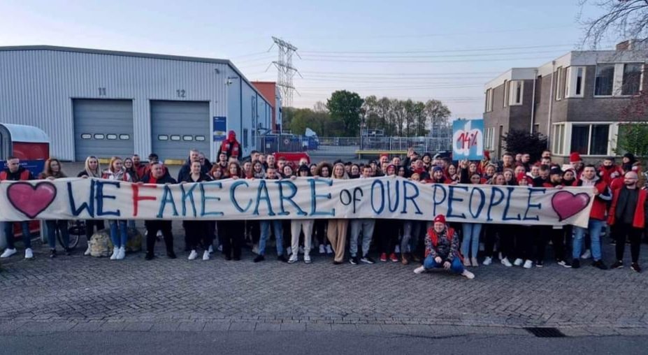 Uitzendkrachten <a href="/albertheijn/">Albert Heijn</a> Tilburg staan er weer. Ze hebben de slogan van hun uitzendbureau <a href="/OTTOWorkForceNL/">OTTO Work Force NL</a> aangepast: van "we take care of our people" naar "we fake care of our people". Ze trappen niet in de verdeel-en-heers-spellen van Albert Heijn, met hun zogenaamde 10%.