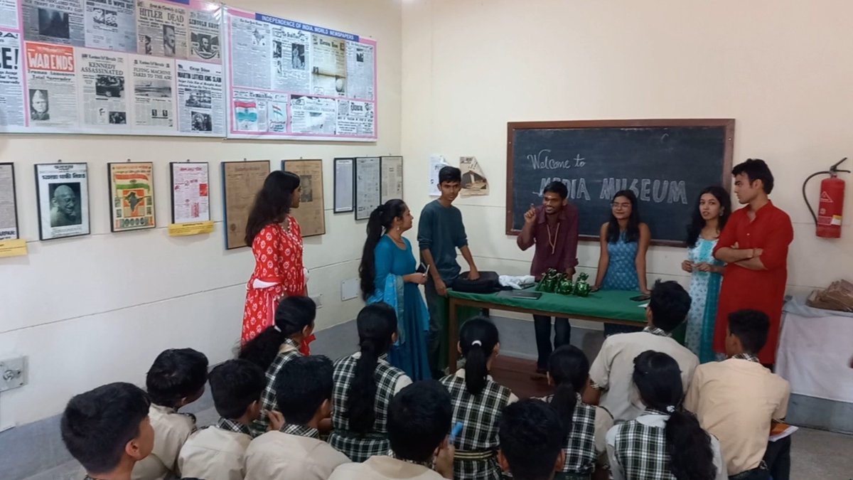 IIMC_India's tweet photo. EJ students at @iimcdkl organised a tour for Class IX students of St. Xavier's High School to the institute's Media Museum &amp; Audio-Video lab. IIMC students shared insights on #journalism as a career &amp; how a newsroom works. The event culminated with a quiz &amp; prize distribution. https://t.co/iIxH8dCKOo