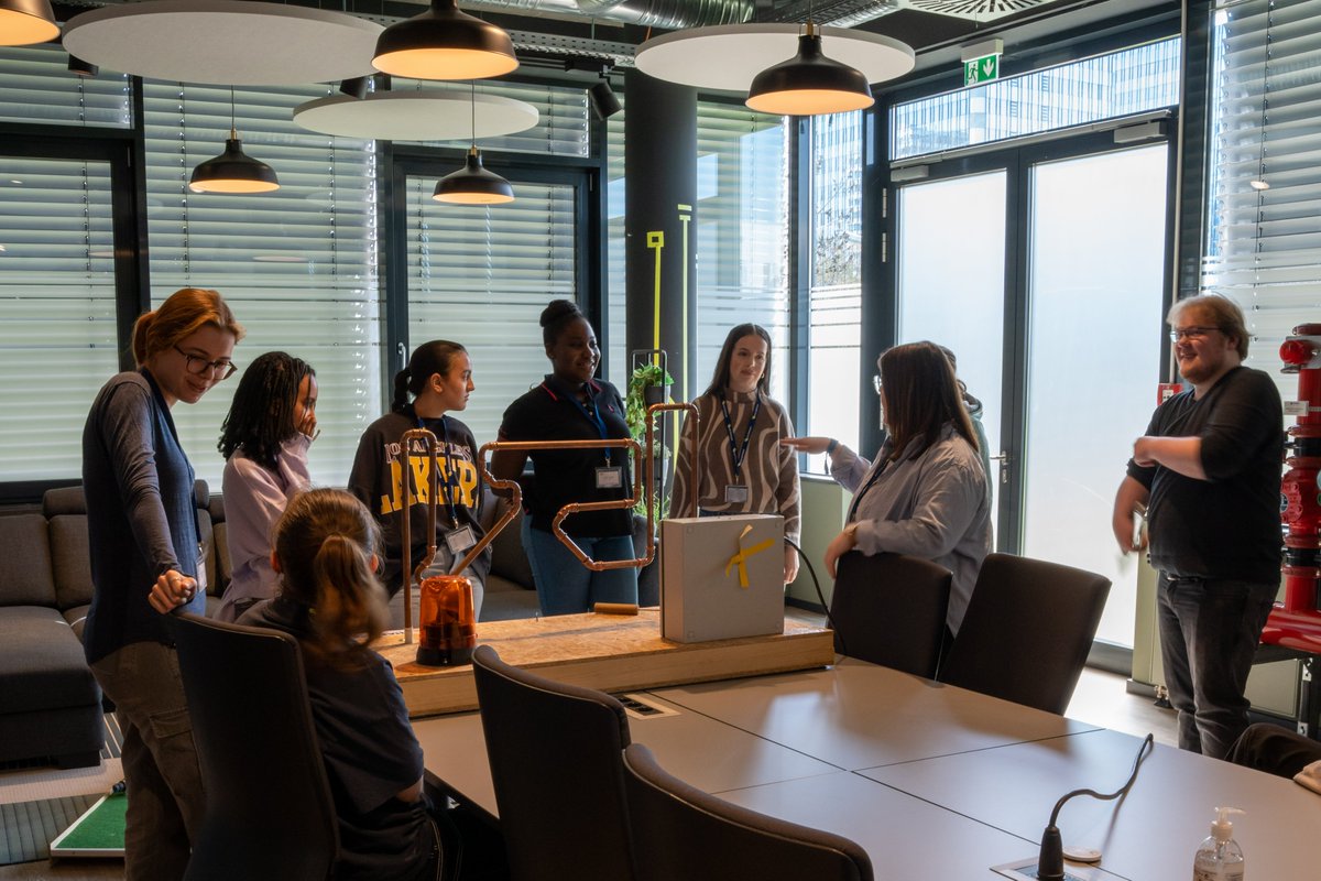ActemiumD's tweet photo. #GirlsDay bei #Actemium Deutschland - Mädchen für Technik begeistern.
In unserer #Digitalschmiede in Frankfurt konnten die Schüler:innen die unterschiedlichsten innovativen Projekte erleben.
Mehr zur Ausbildung bei Actemium: https://t.co/s7G90FTe8G
#Zukunftstag #Digitalisierung https://t.co/toP7tS6g4k