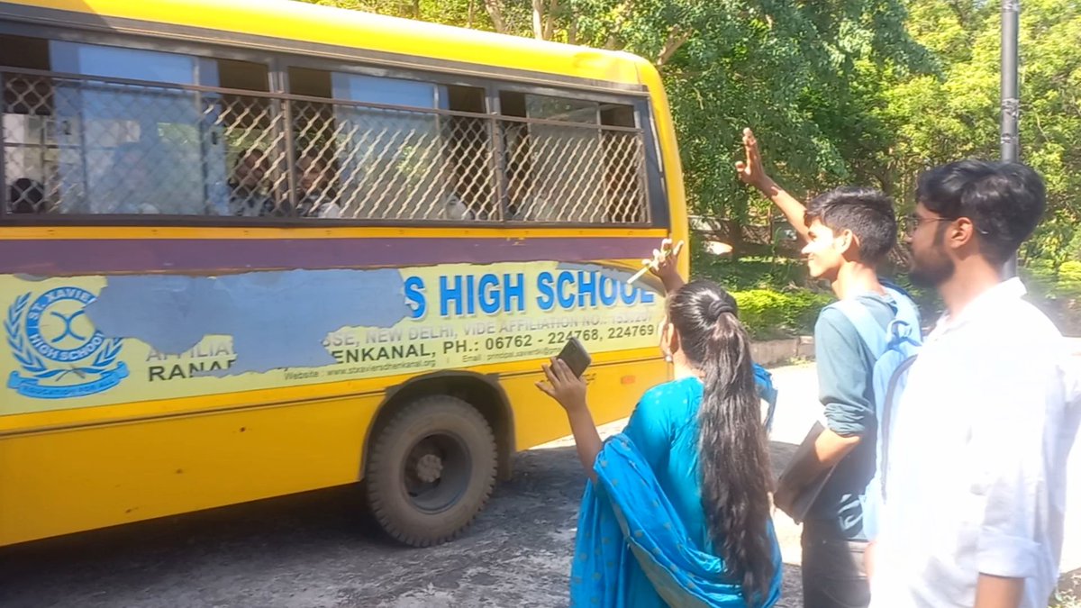 IIMC_India's tweet photo. EJ students at @iimcdkl organised a tour for Class IX students of St. Xavier's High School to the institute's Media Museum &amp; Audio-Video lab. IIMC students shared insights on #journalism as a career &amp; how a newsroom works. The event culminated with a quiz &amp; prize distribution. https://t.co/iIxH8dCKOo