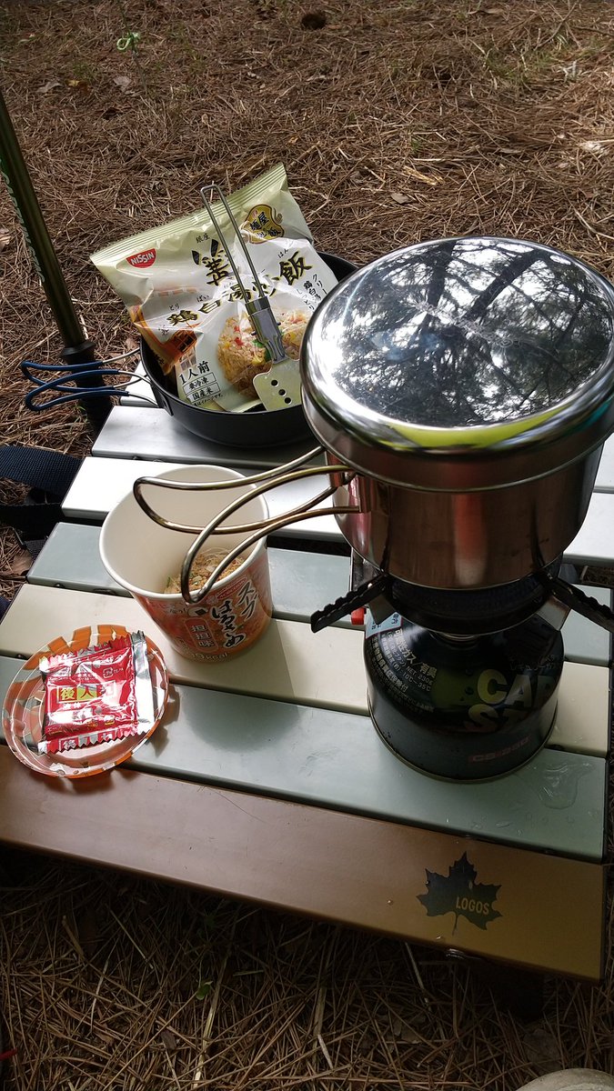 Naimer1207's tweet photo. #ソロキャンプ 
東南の風がめっぽう強く、場所探しで二転三転してようやく仮設営完了✋(ガイロープはまだよん🤭)
遅すぎるランチ頂きまする🍴🙏😭
こんな強風下で焚き火🔥できるんかいな👀💧 https://t.co/CSypfIHSD7