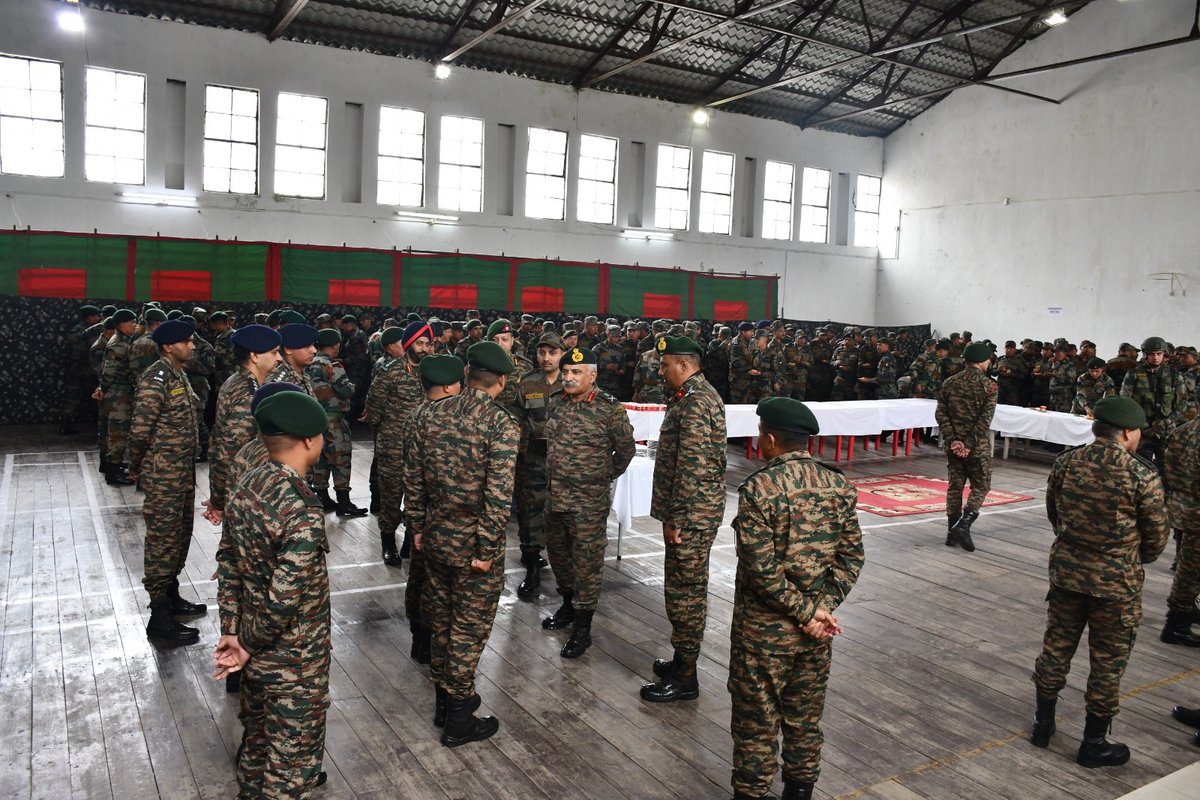 #IndianArmy 
Lt Gen RP Kalita #ArmyCdrEC visited #Darjeeling & reviewed Training & Operational preparedness.The #ArmyCdrEC interacted with troops & complimented them for their high level of motivation.
#adgpi
#SpokespersonMoD