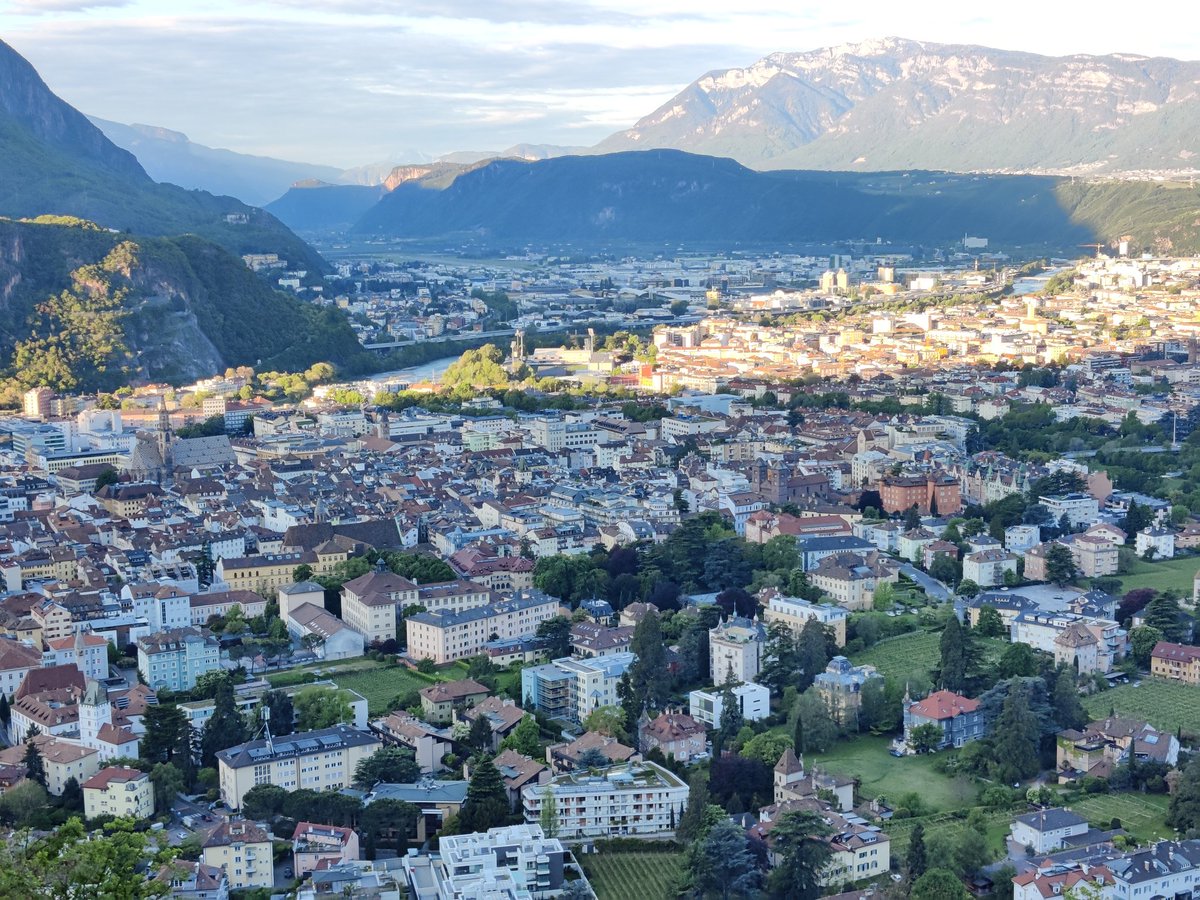 jjjweiss's tweet photo. Early run in #Bozen, rewarded with quite the views! Excited for @EuseaEvents #eusea23 today!!! #scicomm https://t.co/oB5nVkeLUg