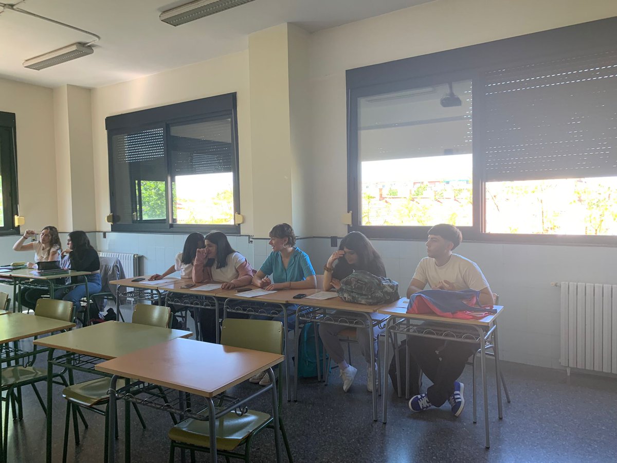 25_ies's tweet photo. Último día de los alumnos italianos 🇮🇹 en el @25_ies de #Alfafar con la beca #erasmusplus 🇪🇺 buen viaje! Arrivederci! https://t.co/mKDxV95wdX
