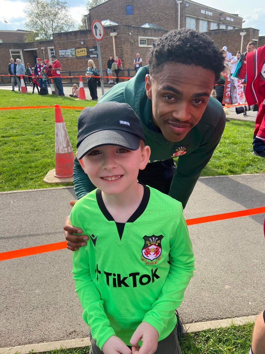 Aaron last night with a couple of #WrexhamAFC players before the champions parade started 😄🏆⚽️ <a href="/Class34M_WS/">Class 3/4M</a> <a href="/school_ws/">WIlliamStockton</a>