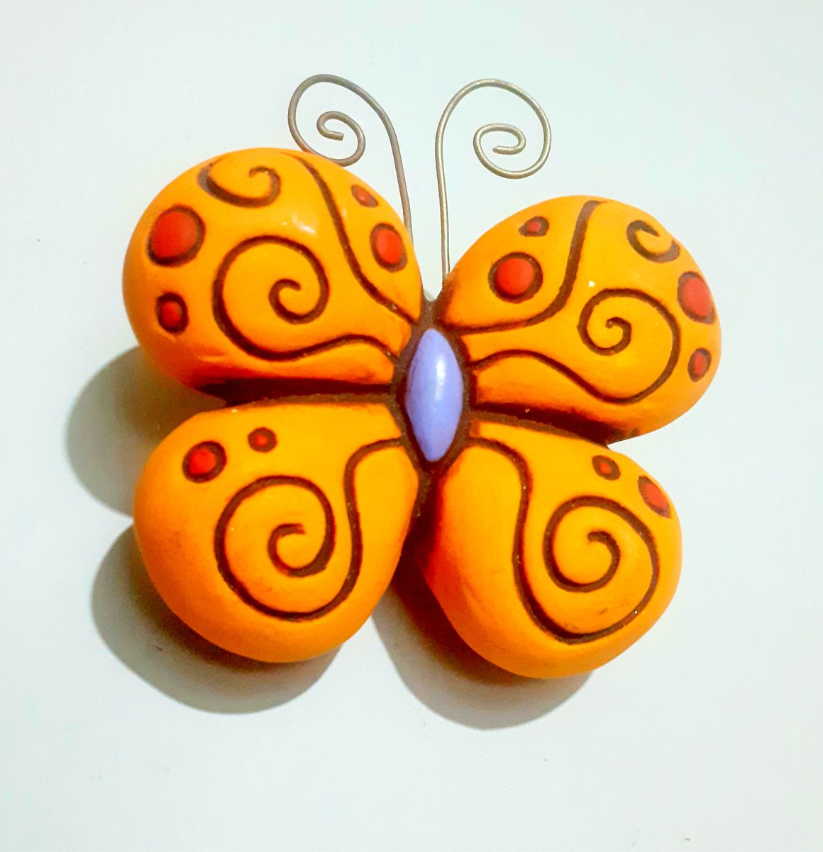 victorestradaja's tweet photo. Reconozco que soy feliz con detalles pequeños como una pequeña mariposa de cerámica al entrar a casa 😊. https://t.co/R6nT8K5HD1