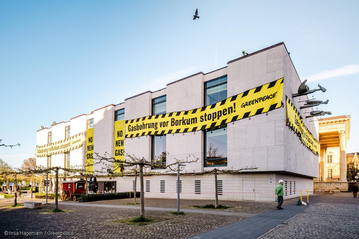 greenpeace_de's tweet photo. Gasbohrungen vor Borkum sind rechtswidrig 🔥

Aktivist:innen demonstrieren JETZT für den für Schutz des Wattenmeers am niedersächsischen Landtag. #NoNewGas https://t.co/Lz0ySNT25X