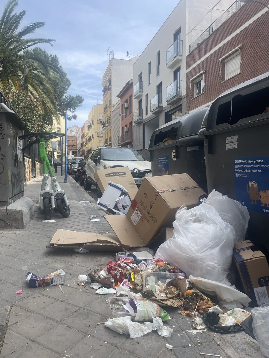 juliencassan's tweet photo. Calles sucias y aceras bloqueadas por los patinetes de alquiler. 

Un buen resumen de la gestión de @AlmeidaPP_ , alcalde de @MADRID. https://t.co/IoCmxACO52