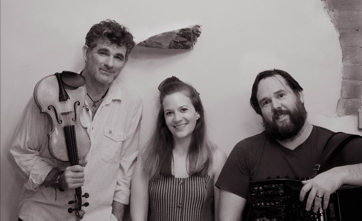 TunedInLDN's tweet photo. La Chinganera from #Chile - Thu 4th May @lontoonmerimeskirkko 7-9pm #SE16 - a reminder + news of @PulsarCL award nomination - & heads up about gigs to come this summer: @CiderHouseReb & @kirstymerryn, Sagrada Familia and @NamvulaSings https://t.co/OeD8ObwEaW https://t.co/0IlXRDkBrZ