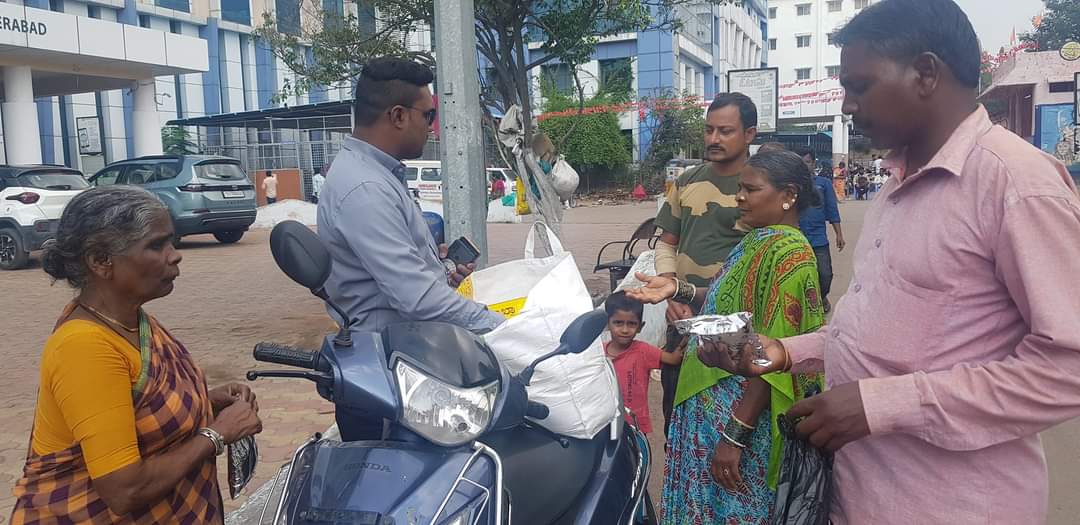 Syedsamee19's tweet photo. Date 30/04/2023  free food for all every Sunday I am at modern  Government maternity Hospital. city collage hyd t.s....
    
       Free food for all every sunday, making my home only ...
...PLEASE SHARE AND     HELP for needy peoples through
G Pay &amp; Phone Pay 9160280060 https://t.co/8XRNadvyHk
