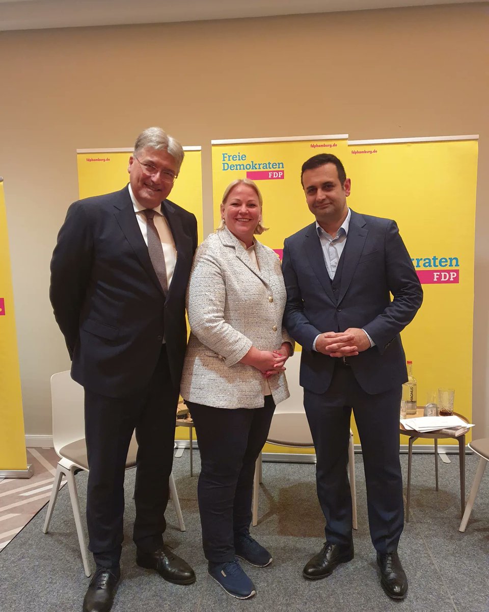 Beim 1. Sicherheitspolitik Symposium in Hamburg haben unser Generalsekretär <a href="/DjirSarai/">Bijan Djir-Sarai</a> und Dr. Gerhard Conrad mit 30j. BND Expertise die Sicherheitslage bewertet. Eine sehr gut besuchte Veranstaltung mit intensiven Diskussion um #Ukraine und #Zeitenwende. Danke!