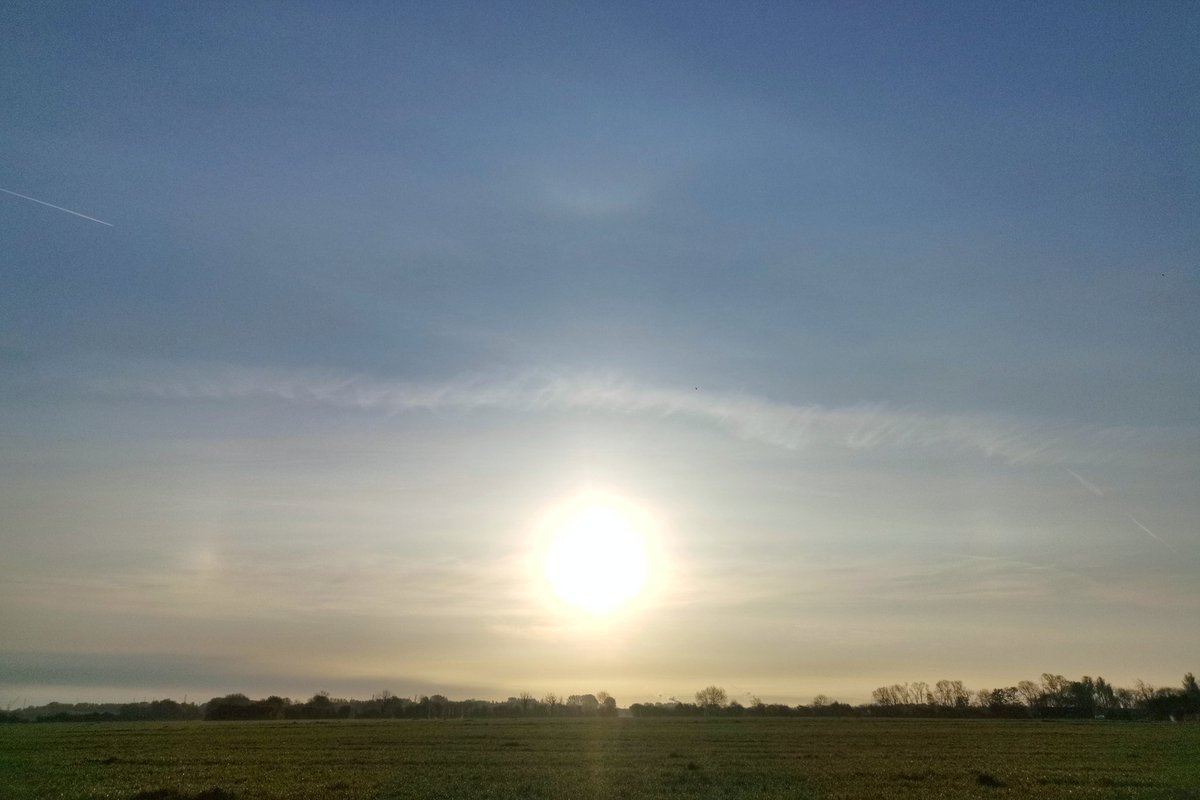 Lincolnshire atmospherics this morning: #sunrise #sunpillar #sundogs #uppertangentarc 😎 #stormhour #loveukweather