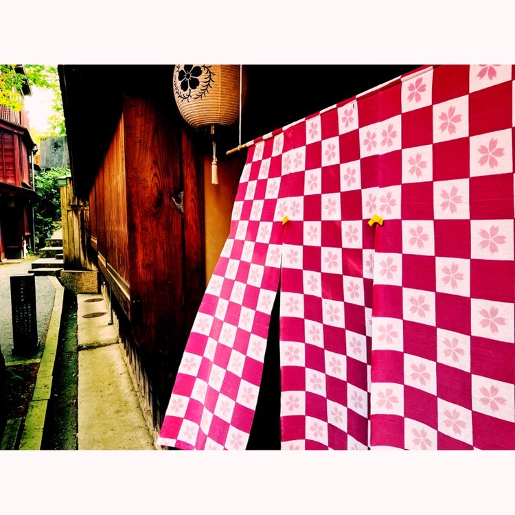 dyhwlBXlH45yCw4's tweet photo. 5月4日 11:00/13:30「あかり坂-
暗がり坂主計町散策ツアー」を開催。
https://t.co/tEKt3IrVjP

#浅野川
#浅野川三流し
#主計町
#灯ろう流し
#笹流し
#七つ橋わたり
#金沢旅行
#金沢
#FiveColors https://t.co/6couJk8rwX