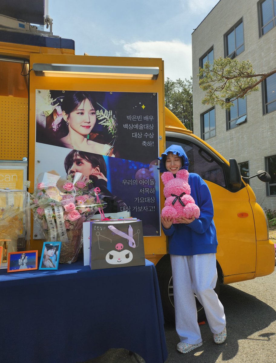 parkeunbinstaff's tweet photo. [💗] 무인도의 디바

빙고가 선물해 준 SO Sweet 한 응원 덕분에!!!
은빈 배우는 '목'도 축이고 오늘 '하'루도 힘내서 파이팅 중💙
매일매일 감사합니다🙇‍♀

#박은빈 #PARKEUNBIN #인증요정_은빈 https://t.co/xQvrVVk8fy