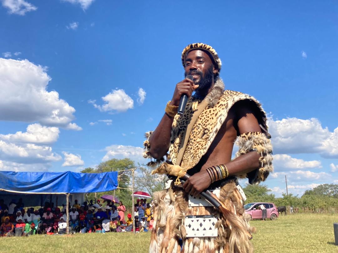 1. NDEBELE CHIEF /INDUNA TRADITIONAL ATTIRE 🇿🇼

Umnxeba🧵

A chief was a representative of the king in the community. The founding chief of a particular village was appointed by the king on the basis of his bravery and skill in battle, as a military regiment/ibutho leader.