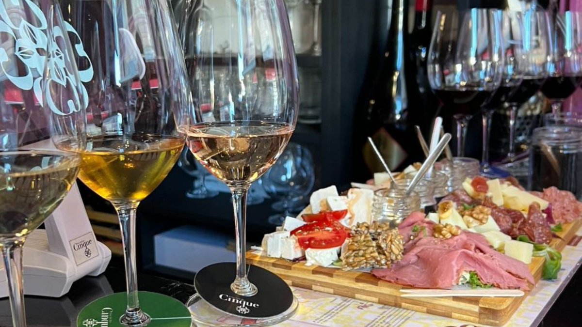 It's a #winewednesday dear #winelover - s!
Enjoy a glass of wine paired with your favorite charcuterie 
and cheese platters at Cinque wine bars.
One is definitely close to you and we will be more than happy to offer you the experience of Greek hospitality.
See you!