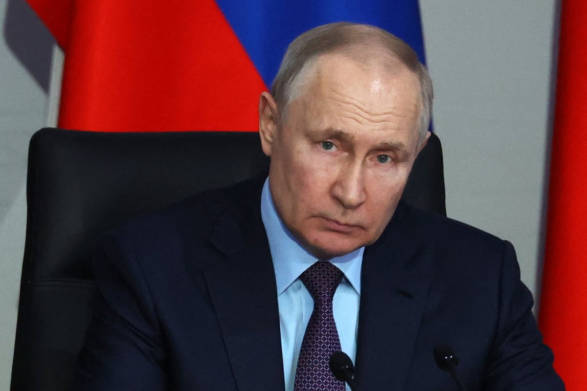 🚨BREAKING: Russian government says Ukrainian drones have just hit the Kremlin. Two unmanned aircraft launched by Ukraine crashed into the Kremlin after being downed by electronic-warfare systems, per Kremlin press service statement. Everyday brings us close to World War 3.