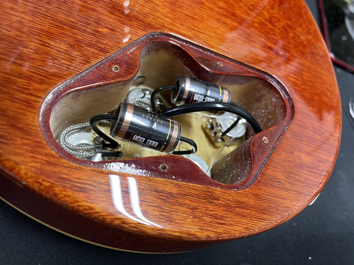 jwbs32015's tweet photo. 本番3日前にもかかわらず
ovaltoneさんの鵺デバイス、
THE BEE MODに交換。
急遽スタジオこもってセッティング練り直し。
想像以上の出音に大満足♬
写真つけるの忘れてたw

#ovaltone
#鵺デバイス https://t.co/QzWx0mi9fR