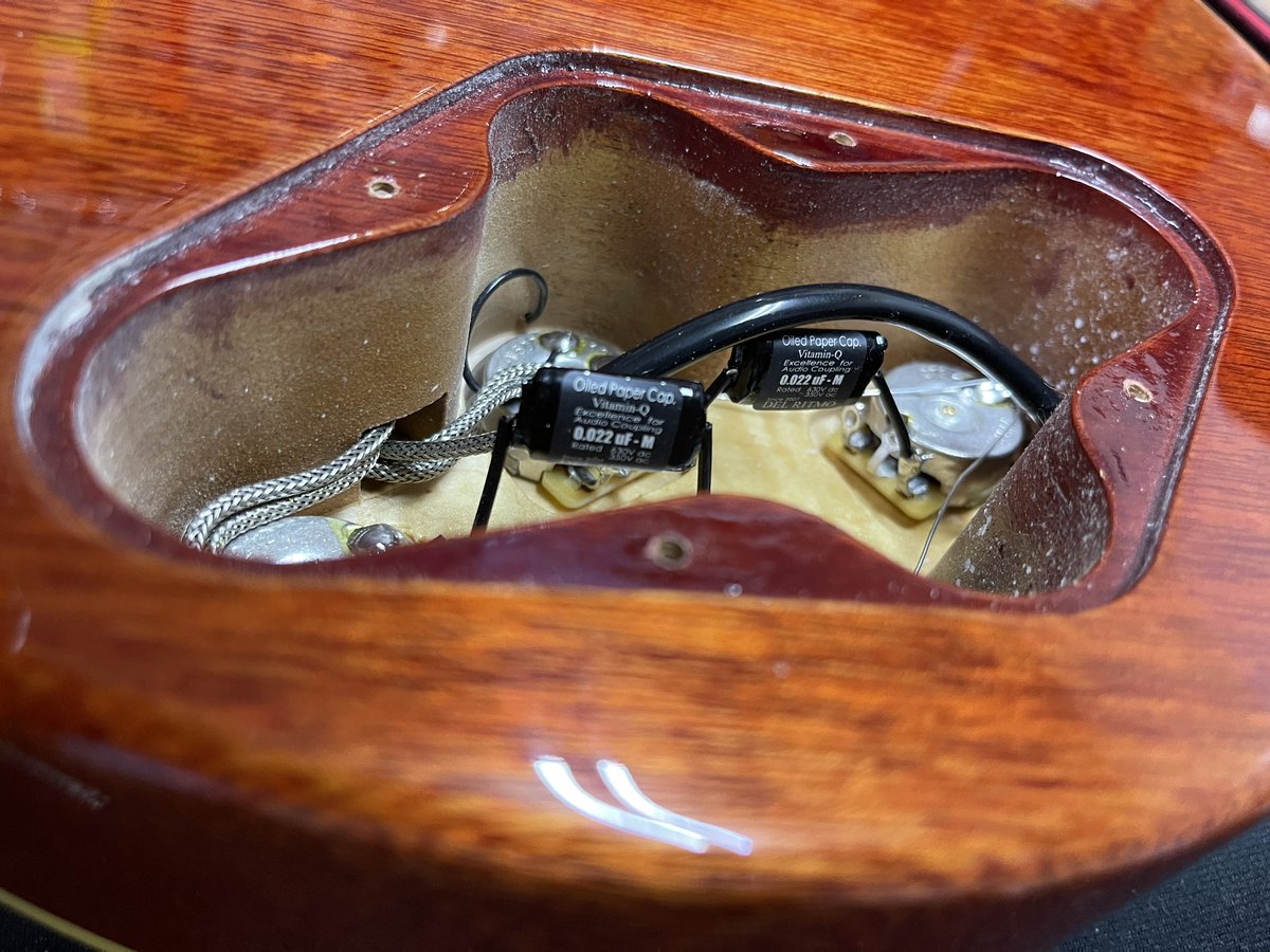 jwbs32015's tweet photo. 本番3日前にもかかわらず
ovaltoneさんの鵺デバイス、
THE BEE MODに交換。
急遽スタジオこもってセッティング練り直し。
想像以上の出音に大満足♬
写真つけるの忘れてたw

#ovaltone
#鵺デバイス https://t.co/QzWx0mi9fR