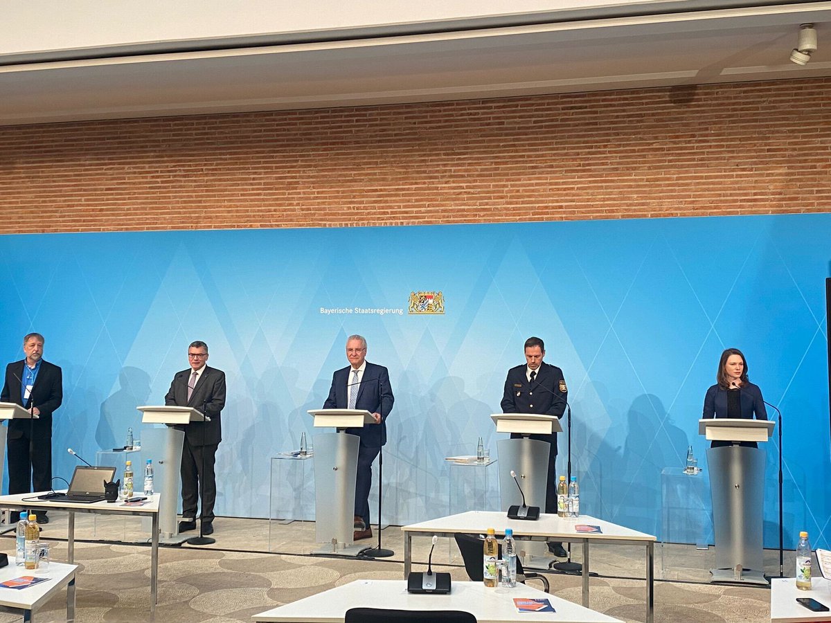 "Das Projekt ist eine große Bereicherung für den Medienstandort Bayern", sagt <a href="/fwhfreising/">Florian Herrmann</a>  über den von uns organisierten Austausch zwischen Medienschaffenden und <a href="/PolizeiBayern/">Polizei Bayern</a>  rund um die Sicherheit von Journalist:innen auf Demonstrationen. #Pressefreiheit