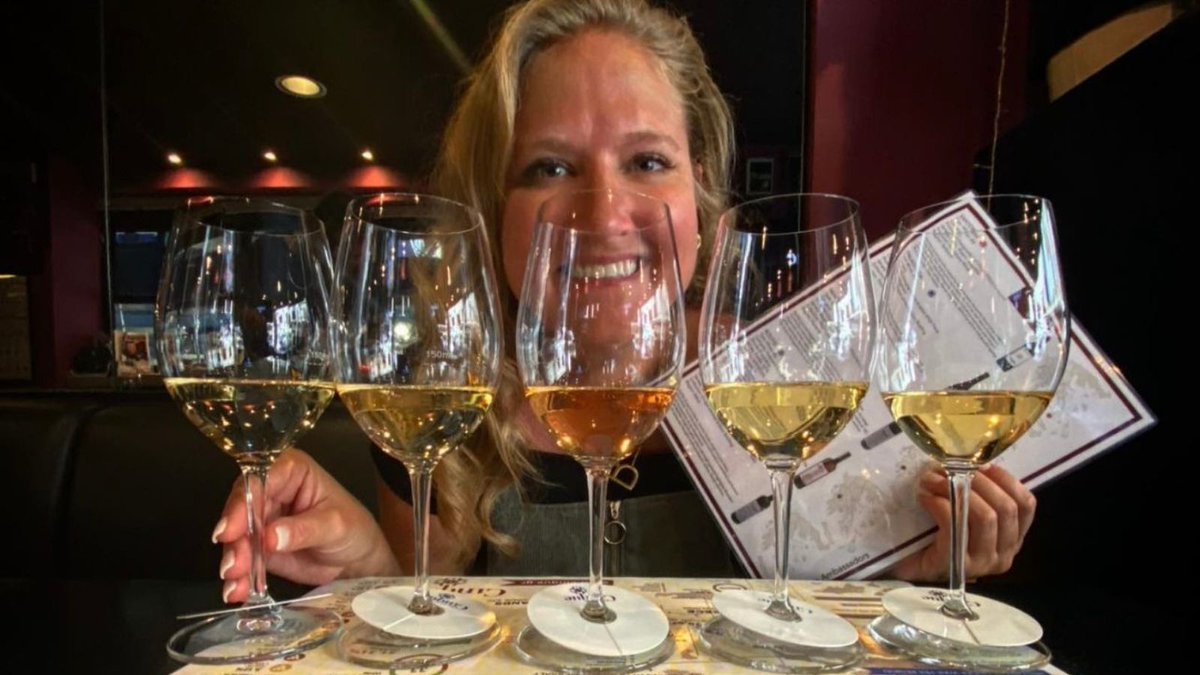 Do you think for a better start to the #weekend?
Greek wine tasting at Cinque wine bars in Athens is always a great idea! 
Our sommeliers created for your #winelover- s friends, plenty of wine flights.. one of them will make your palette fly
Join us for an experience to remember.