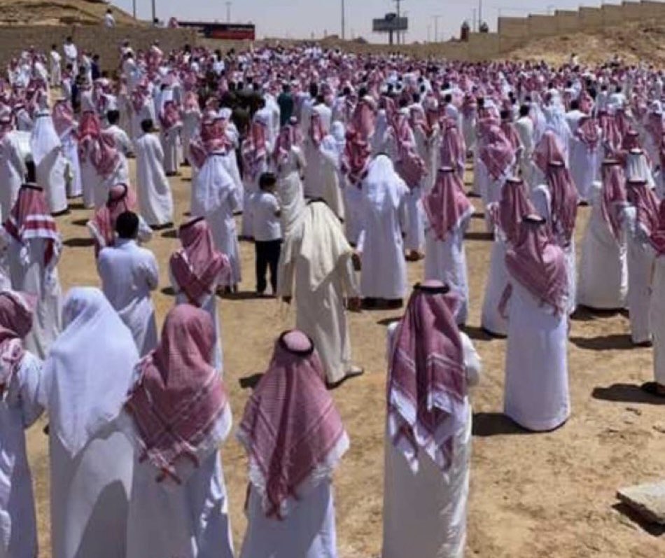 fhr1435's tweet photo. #انس_الدرعان 
رغم مايعتصر القلب من ألم إلاّ أن مشهد مؤدي الصلاة عليه وحاضري الدفن بالمقبرة يُهدئ النّفس.
صبرًا أباثابت
صبرًا أم ثابت
صبرًا آل سعدون البحيران
صبرًا ذويه ومُحبيه
ذهب لربٍّ كريمٍ رحيم ، عوّضه الله عن شبابه بجنات النعيم ، وجعله رفيقًا لسيد الخلق في أعلى فردوس الجنّة. https://t.co/67lf6TdFGn