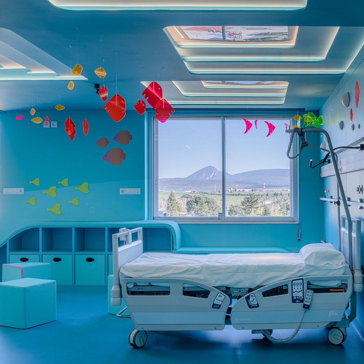 juegaterapia's tweet photo. ¡Os presentamos uno de los proyectos más bonitos y sensoriales que hemos creado!
#ComoPezEnElHospi, en el Hospital Universitario de #Navarra, está listo para que los peques se sumerjan en él. El Hospital de Día y la Sala de espera son ahora un maravilloso mundo submarino 🐠🐟 https://t.co/eNdMLwRI2J
